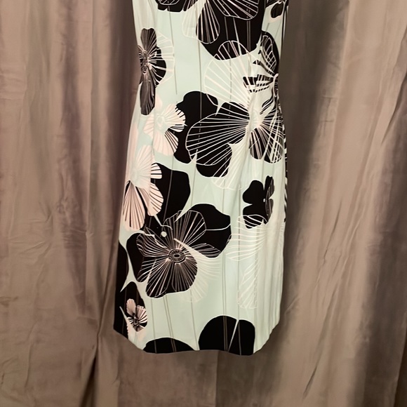 Floral fitted sheath dress. Size 8. - Picture 3 of 7